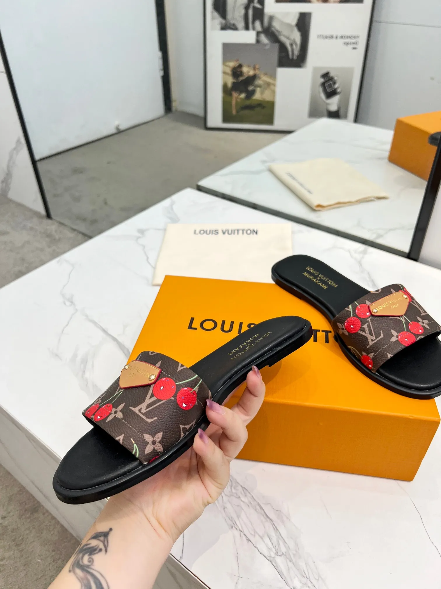 👟👟Ex-factory price 320👟👟 Genuine leather sole +40 Louis Vuitton, 1:1 advanced customization upper, fabric: customized LV special fabric, lining: sheepskin, original molding hardware, code number: 35-42, order with pictures, welcome to send pictures to place an order,